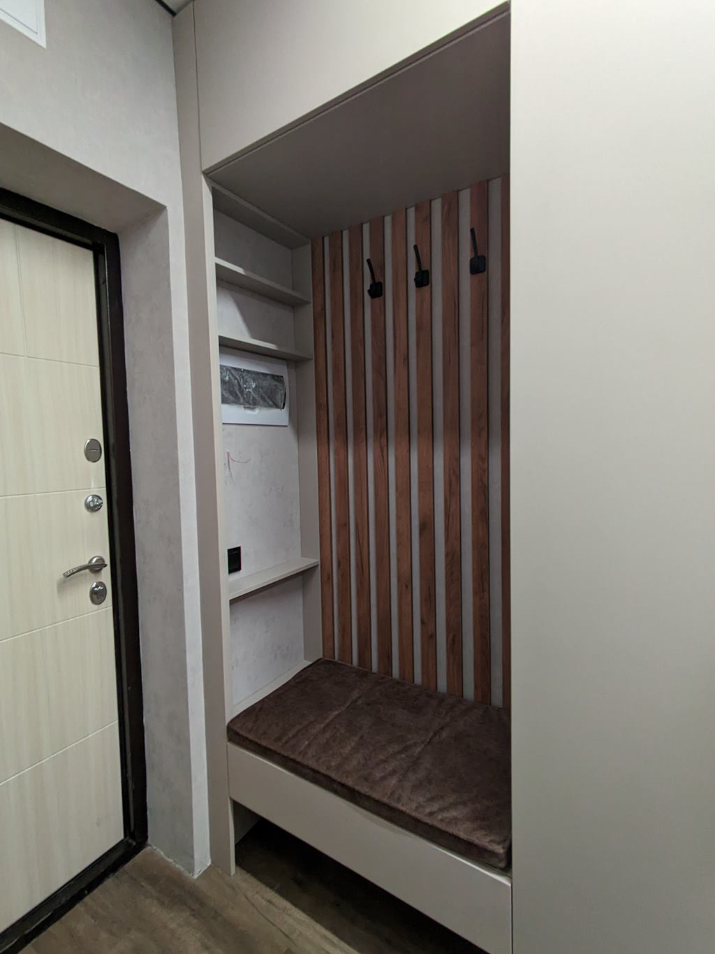 Прихожая с полками в Сургуте